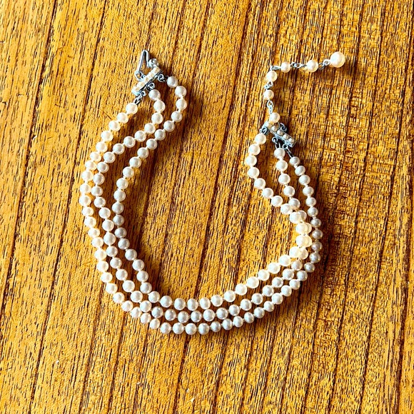 Triple strand faux pearl necklace - Picture 1 of 11